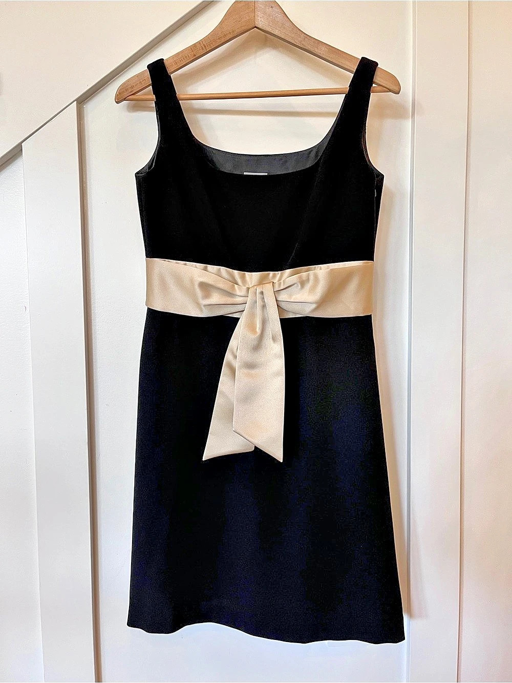 Ann Taylor Black Crepe LBD Cream Satin Bow Square Neck Dress Size 6
